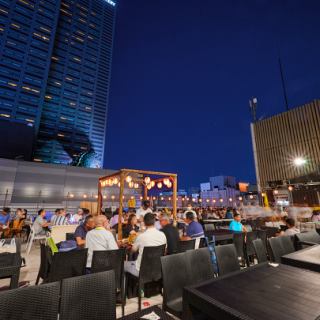 《TOHOシネマズ至近★》新宿最大席数200席以上！新宿最大級の本格レモンサワーとビアガーデンがNEWOPEN!当日予約もOK！可動式の屋根付きで万が一、雨天でも宴会をお楽しみ頂けます♪最大3時間飲み放題付きBBQコースを2,500円～！昼は太陽の下で夜は新宿の綺麗な夜景と共にビールをお楽しみ下さい♪