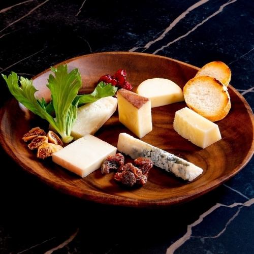 厳選チーズの盛合わせ
