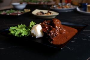 牛ホホ肉の赤ワイン煮込み