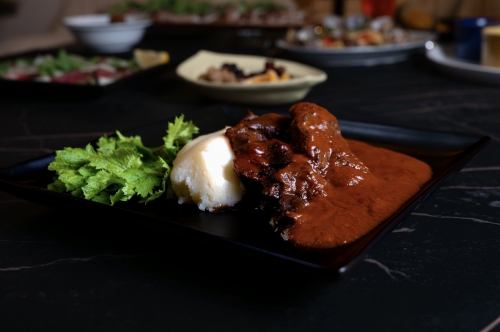 牛ホホ肉の赤ワイン煮込み