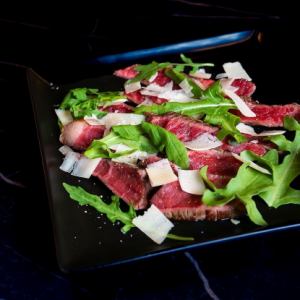 牛イチボ肉のタリアータ