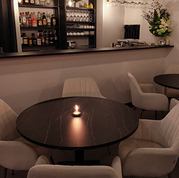 【ゆったりくつろげるソファー席】2テーブル限定の丸ソファ。3～10名様でのご利用が可能です。