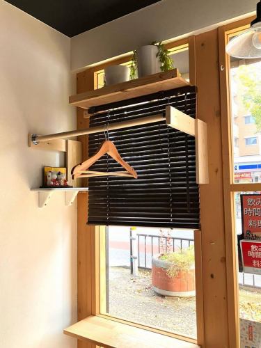 ▫️▫️Merihariya Dining▫️▫

🍺Good evening🍺

[Merihariya] - Ropponmatsu Fukuoka -

A dedicated coat hanging space has been installed on the bench seat immediately to the right of the entrance.

Popular seats for one or two people, but in some cases even three people are allowed!

It's separated from the other seats so you can relax.
There is also a wall behind you that you can use as a backrest.
Even if three people use it, the space for each person is larger than the table.

It's a good seat.

↓↓↓ ↓↓↓ ↓↓↓ ↓↓↓

Is that impossible?
All of Ropponmatsu was suspicious!?
Definitely try it once!
↓↓↓ ↓↓↓ ↓↓↓ ↓↓↓
[Unlimited time, all-you-can-drink + 9 dishes]
Free Time Course
Complete all-inclusive for just 4,999 yen including tax! Very satisfying!

~~ ...
#Merihariya Dining
〒810-0044
2-2-10 Ropponmatsu, Chuo-ku, Fukuoka City
【business hours】
17:30-23:00
Last entry: 22:30

~~ ...

#MerihariyaDining #MerihariyaRopponmatsu #RopponmatsuIzakaya #FukuokaIzakaya #RopponmatsuBar #FukuokaBar #DrinkingFukuoka1person #DrinkingFukuoka1person #DrinkingRopponmatsu1person #DrinkingRopponmatsu1person #FukuokaGourmet #RopponmatsuGourmet #FukuokaRopponmatsu #RopponmatsuDinner #FukuokaDinner #FukuokaAllYouCanDrink #AllYouCanDrinkTime #AllYouCanDrinkRopponmatsuAllYouCanDrink #FukuokaCityGourmet #RopponmatsuWine #후쿠오카맛집 #롯폰마쓰맛집 #후쿠오카디너 #AllYouCanDrinkRopponmatsu #BeefStew