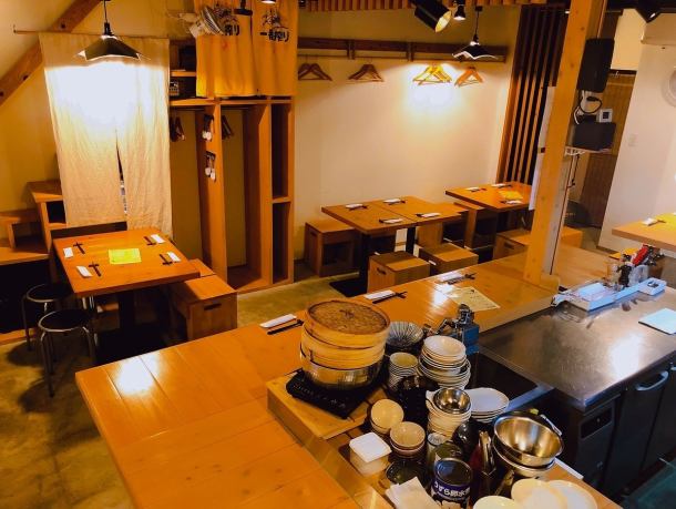 オープンキッチンを囲むカウンター席、そしてテーブル席と、どの席に座っても感じる料理のライブ感！