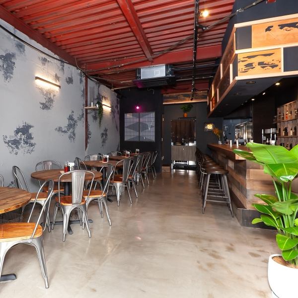 丸テーブルは2～6名で利用でき、女子会や気の合う仲間との食事にぴったり。料理を囲む形なので自然と会話が弾み、落ち着いた雰囲気の中で和やかな時間を過ごせます。少人数宴会や友人同士の集まりに最適な、使い勝手の良いお席です。