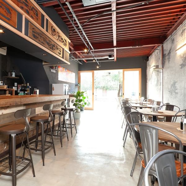 カウンター席は1～2名での利用に適した落ち着いた空間。お一人様でもゆっくり過ごせ、カップルや夫婦のデートにもおすすめです。視線が程よく区切られており、料理とお酒を楽しみながらリラックスできる大人の時間を演出します。