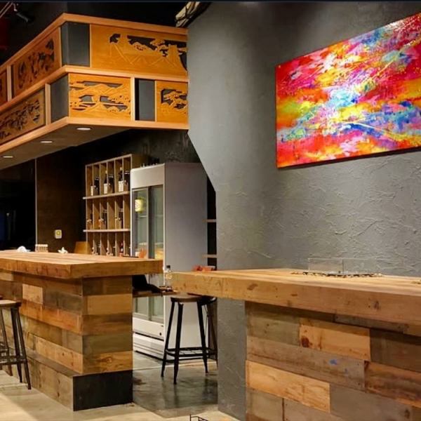 立ち飲みスペースは6名まで利用でき、会社帰りの軽い一杯や二次会に最適。短時間でも気軽に立ち寄れる雰囲気で、自然と会話が盛り上がります。堅苦しくないスタイルで、賑やかに飲みたい大人に人気のカジュアルな空間です。