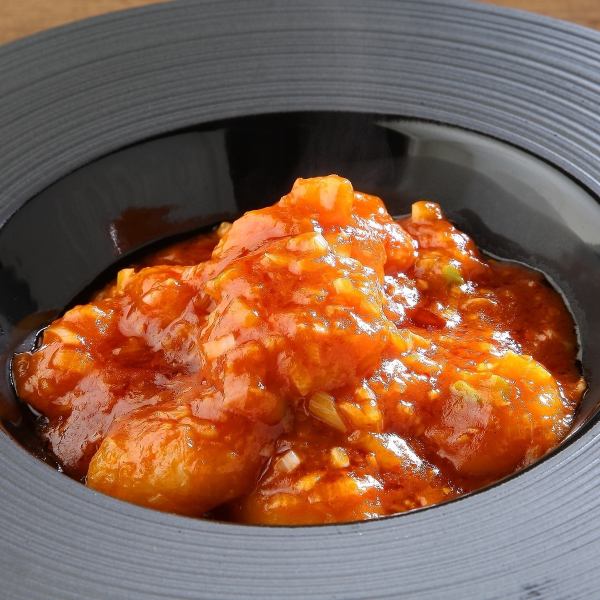 プリプリ食感の海老に甘辛ソースが絡む自慢の【エビチリ】