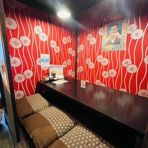 間接照明が温かく落ち着いた雰囲気でプライベート感もあり、ゆったりと寛ぎやすい2～6名での利用可能な掘りごたつ半個室をご用意しております。仕事帰りにも立ち寄りやすい空間なので仕事終わりの一杯、友人同士のプライベートな宴会にもおすすめ！