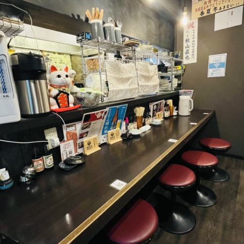 <p>カウンターもご用意しておりますので、仕事帰りのお一人様でのサク飲みやデートにもおすすめ♪調理の様子を見ながらお愉しみいただけるので食欲もそそる！周りを気にせずその日の気分の絶品の魚と美味しいお酒を心ゆくまでご堪能ください。</p>