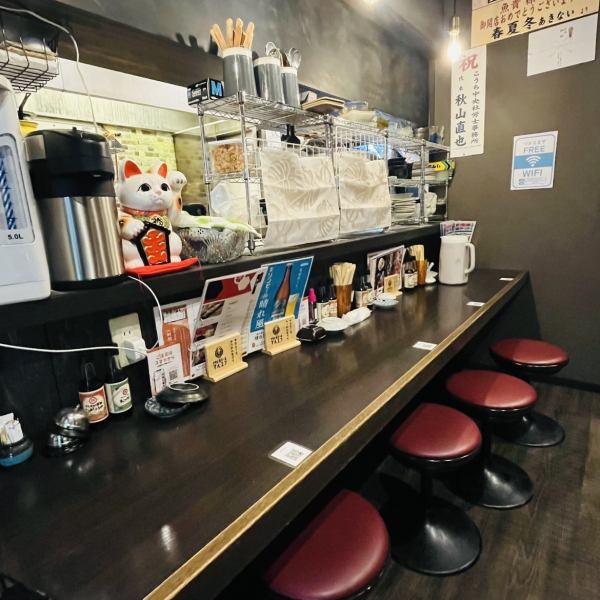 カウンターもご用意しておりますので、仕事帰りのお一人様でのサク飲みやデートにもおすすめ♪調理の様子を見ながらお愉しみいただけるので食欲もそそる！周りを気にせずその日の気分の絶品の魚と美味しいお酒を心ゆくまでご堪能ください。