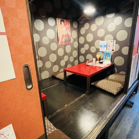 木のぬくもりに包まれた落ち着いた雰囲気でお食事していただけます。間接照明が居心地がよく女子会にもオススメ♪足を伸ばしお寛ぎいただけるので人気のお席です。宴会などでご利用の方は早めのご予約をおすすめ致します。