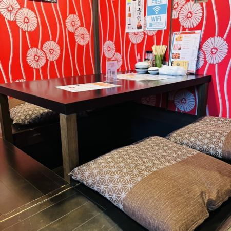 靴を脱いでお上がりいただくので落ち着いた雰囲気でゆっくりお食事をお愉しみいただけます。カップルの方や女子会でのご利用など、様々なシーンでご利用いただけます。お気軽にお立ち寄りください！