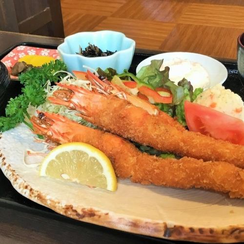 ボリューム満点の各種定食メニューも豊富にご用意