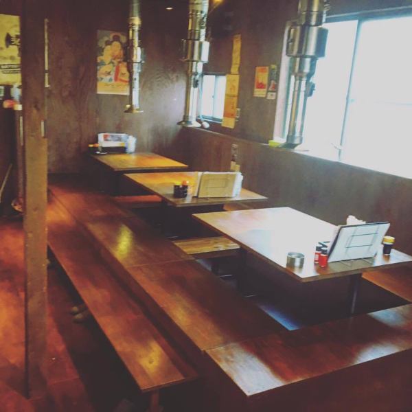 ゆっくりと会話もお食事も楽しめる2階席は、テーブルと掘りごたつのお席をご用意♪思う存分ステーキやホルモンを味わいたい宴会や女子会に最適です!!ビール、ホッピー、サワーはもちろん、肉料理と相性抜群のワインを飲みながらボリューム満点の料理をご堪能ください！2階席は貸切も可能なので、お気軽にお問い合わせを♪