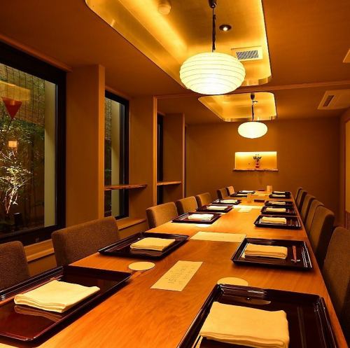 It can accommodate up to 16 people by connecting private rooms for small groups.It is a private space that is also recommended for medium-sized banquets, small but crowded banquets, and ceremonies such as face-to-face meetings.