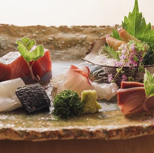 << Assortment of 3 types of sashimi >>. You can fully enjoy the blessings of the Seto Inland Sea.Raw bluefin tuna, natural sea bream, conger eel, etc ...