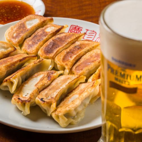 本店招牌「煎餃」！搭配冰鎮啤酒享用
