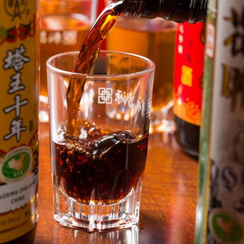 和中餐很搭！我們提供約6種紹興酒，從3年到15年不等。