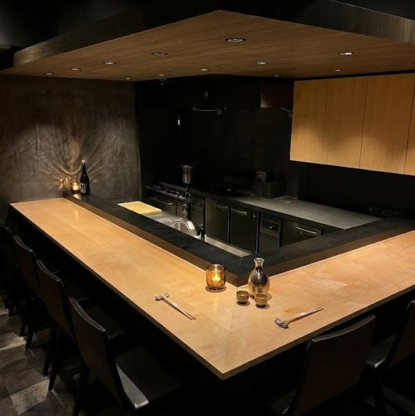 高級感のある店内は、家具や照明にこだわり品のある”大人が楽しむ上質空間”になっております。10名様から貸切可能ですので、ご友人や職場の方とのご宴会等にもご利用ください。日々、最も美味しい食材を仕入れ調理するお料理と落ち着きのある空間でのおもてなしで、お客様をお迎えいたします。