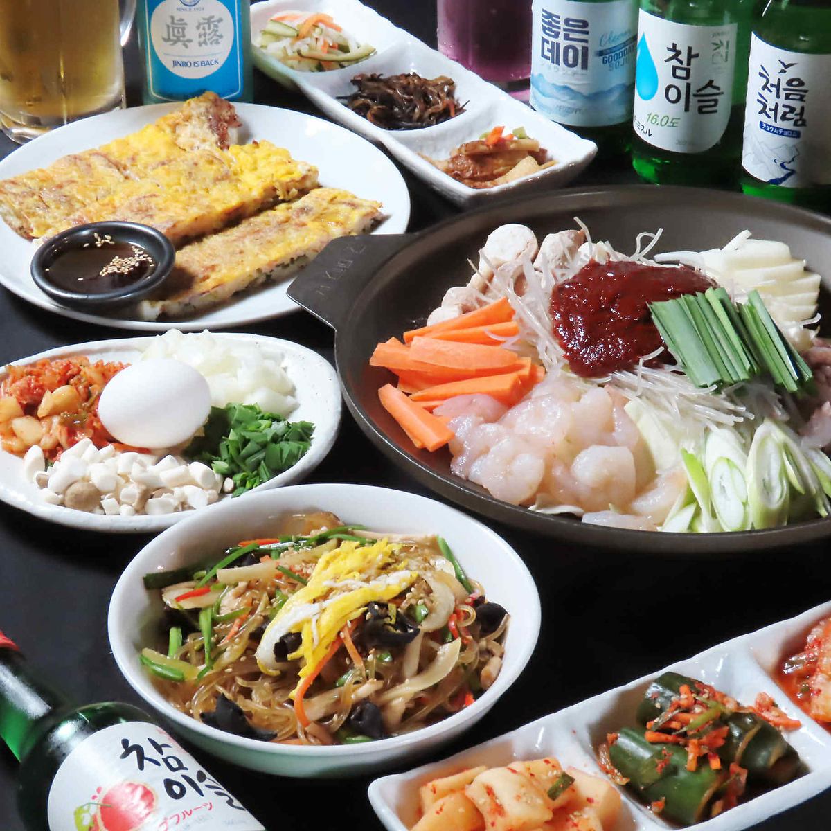 最近話題の韓国風チキンから、三段豚バラセットと鍋などまで韓国料理が盛りだくさん♪