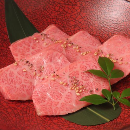 【An exquisite taste that melts in your mouth】Beautiful marbling is the charm♪ Please order our proud Morioka beef premium short ribs◎