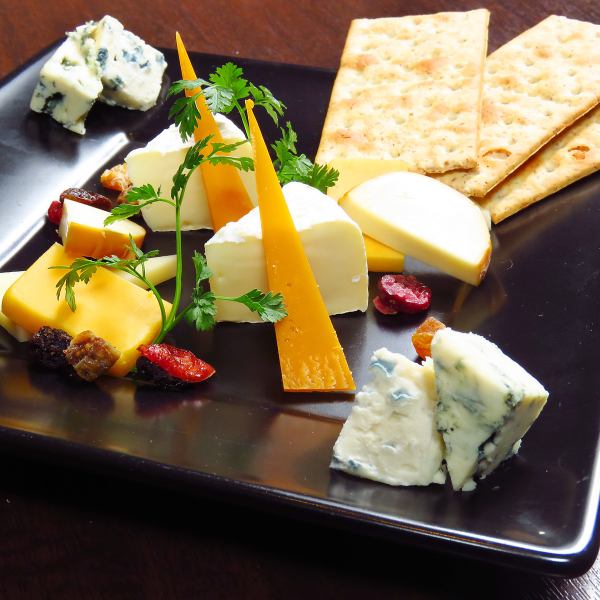 Assorted cheeses from around the world with crackers (regular size) 1900 yen (tax included)