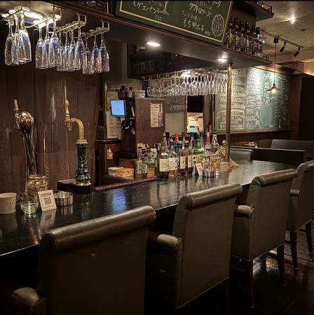 間近でお酒を作る姿が見られるのもカウンターの魅力♪お一人様やデートにもおすすめ！お客様のシーン・人数に合わせてご案内いたします。お席詳細・人数・ご予算など、お気軽にお問い合わせ下さい♪