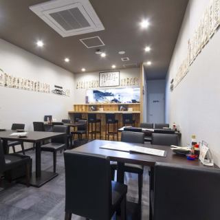 1名様から20名様まで可能。1階フロアです。普段のサク飲みや気軽に立ち寄って頂けるようになっております。