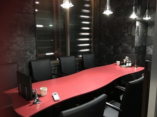 【当店1室限定のVIP個室】モダンな雰囲気の個室は6～8名様のご利用にピッタリ。リラックスした雰囲気で大切な友人や家族との集まりに最適で、プライベート感を大切にしたい方におすすめです。飲み放題プランも充実しており、美味しい食事と共に楽しい会話が弾むこと間違いなし！特別な空間で素敵な時間をお過ごしください★