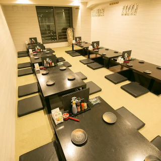 会社宴会にぴったりの掘りごたつ席をご用意しております。最大32名様までご利用いただけますので、大型の会社宴会や同窓会、パーティーに最適です！ゆったりした席配置のため、足を伸ばしてお寛ぎいただけること間違いありません。