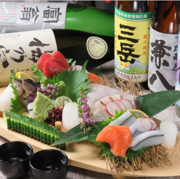 新鮮な魚を使った刺身は、【海の恵みを感じる】一皿です。美しい器に盛り付けられ、目でも楽しめます。