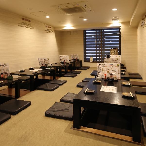 【大人数でも安心】最大60名様の貸切が可能な3階には、掘りごたつと座敷があり、リラックスしながら楽しい時間を過ごすことができます。掘りごたつ席では、足を伸ばしてくつろぎながら宴会を楽しむことができます。遅い時間からの宴会にも対応しており、仕事帰りや友人との集まりにや2軒目や3軒目のご利用にもぜひ♪