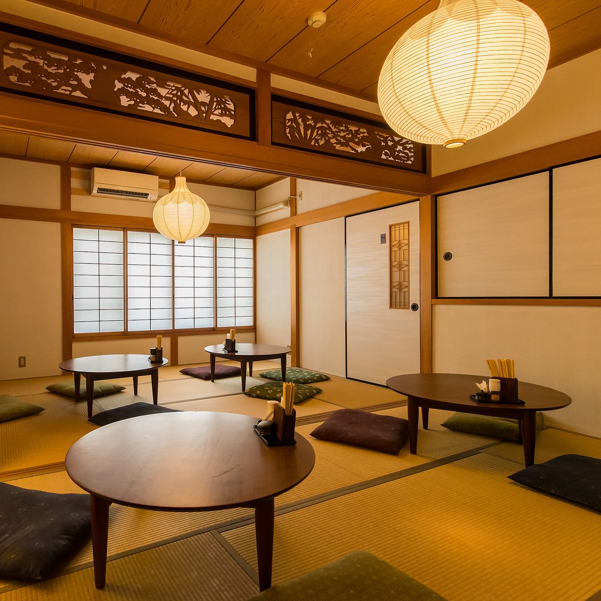 The soft light of the lanterns floating in the Japanese-style room creates an extraordinary atmosphere.