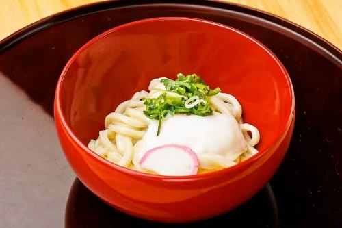 [Kamatama Udon (warm)] Made with 100% domestic wheat! Homemade Kamatama soy sauce is attractive♪ Enjoy the smooth and chewy texture.