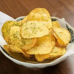 Fried potatoes with seaweed and salt
