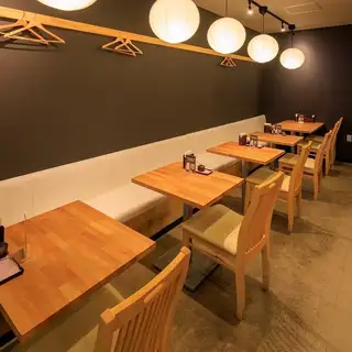 【テーブル席 / 12名様】お食事から飲み会まで気軽に立ち寄れる。席をつなげられるテーブル席は、少人数のお食事からちょっとした宴会までさまざまなシーンに対応。ご家族やご友人とのお食事はもちろん、仕事帰りのお集まりにもおすすめです。気軽なお食事からグループ利用まで、幅広くご活用いただけます。
