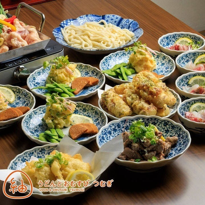 我们提供多种菜肴，均采用美味的头道高汤烹制！我们的手工面条采用100%国产小麦制成，品质卓越。