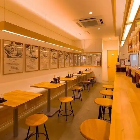 【日夜皆宜的舒适空间】午餐时间禁止吸烟，方便家庭和游客使用。晚餐时间，您可以放松身心，一边享用美食和饮品，一边在餐桌上吸烟。一天中不同时间段可以享受不同的消遣方式，这也是它的一大吸引力所在。