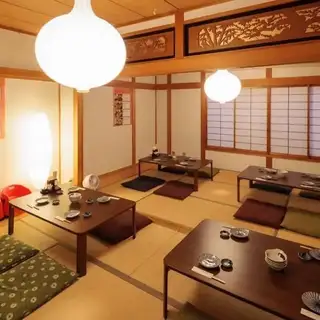 Relax in our comfortable tatami seating area where you can stretch out your legs and unwind.The tables can be combined, making it suitable for a wide range of occasions, from small gatherings to family meals and various banquets.Enjoy a lively conversation while sharing a meal and drinks.