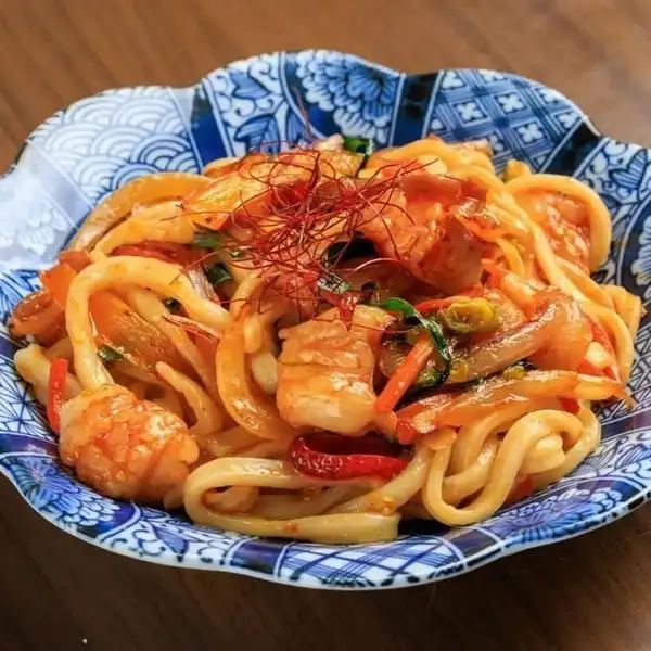 享用熊野牛杂乌冬面