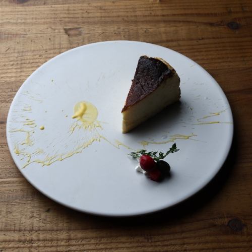 NOOM名物 自家製バスクチーズケーキ