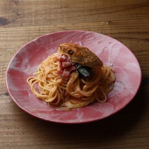 ズワイガニのトマトクリームソースパスタ
