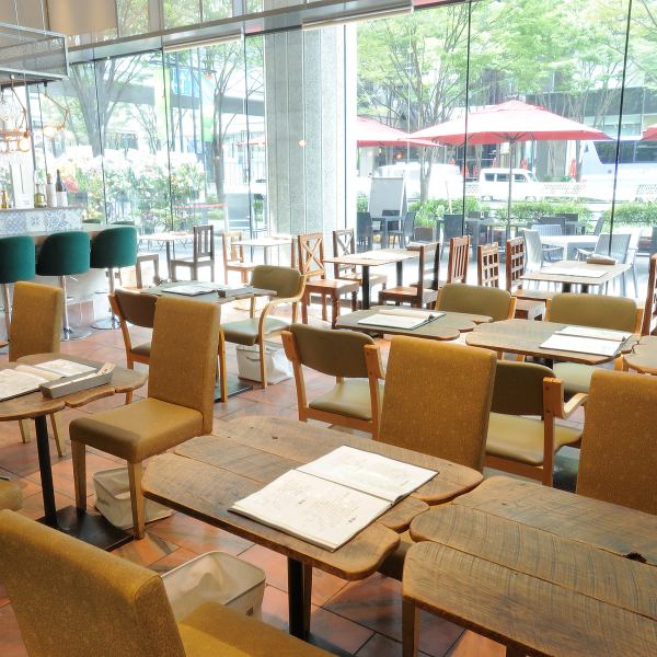 【広々解放感のある店内席】ゆったりおくつろぎいただけるテーブルをご用意しております。外の眺めもよく、開放感のある店内となっております。