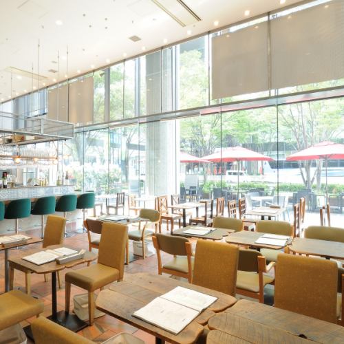 当店の店内は、大きな窓からの自然光が差し込み、開放感あふれる空間が広がります。ゆったりおくつろぎいただけるテーブルをご用意しておりますので、リラックスしたひとときを楽しめます。