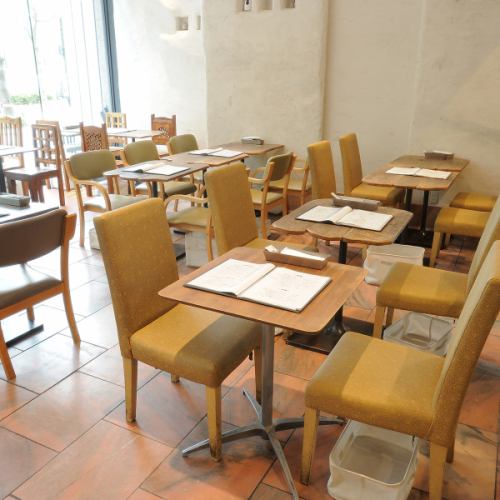 店内のテーブル席は全てお一人様からご予約いただけます。テーブルはつなげることも可能です。大人数の飲み会や宴会・仲間内の集まりにもご利用いただけますので、お気軽にご相談ください。
