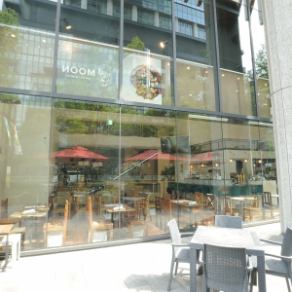 大きな窓からは外の景色が一望でき、開放感があります。店内のテーブル席で、街の喧騒を感じながらも、落ち着いた雰囲気の中でお食事の時間を楽しむことができます。
