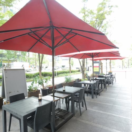 当店のテラス席は、優しい風を感じ、周囲の緑や街の景色を眺めながら、リラックスしたひとときを過ごせる最高の空間です。友人や大切な人との会話も弾み、まさに思い出に残る素敵な時間を演出します。