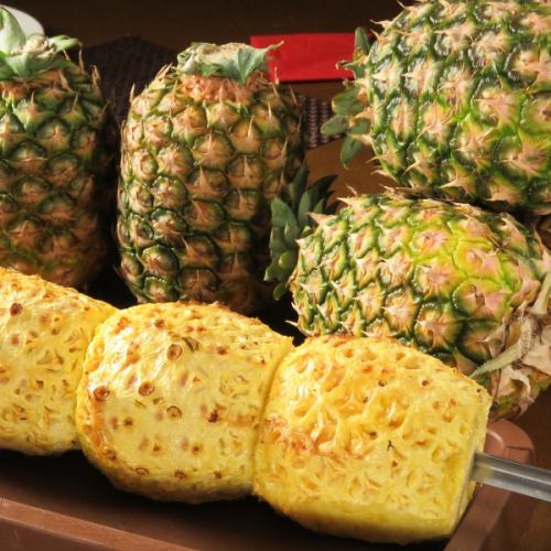 Grilled pineapple (abacaxi) is also popular. The sweetness and aroma of freshly grilled pineapple is enhanced.