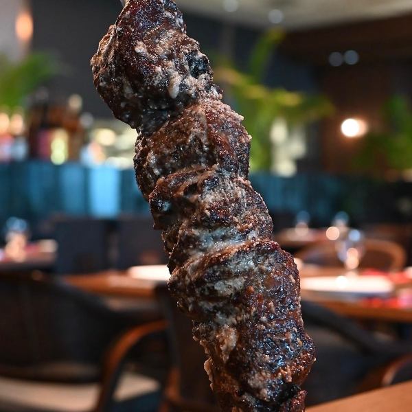 [The secret to its popularity] Freshly grilled, piping hot chunks of meat cut right in front of you! Enjoy 20 different types♪